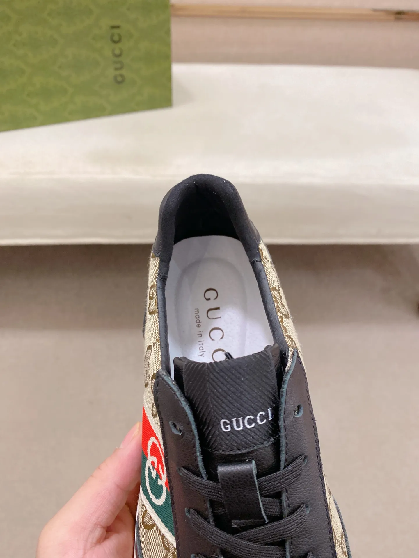 Men's shoes 💰 420 💰 High-quality new GUCCI counters are launched simultaneously. The new men's shoes, 😘fabrics are selected from imported cowhide, and the lining is sheepskin lining. 👍🏿 High-end ☄️ air-cushion molded anti-slip rubber outsole, exquisite lines, simple and elegant, comfortable and high-end for leisure travel. Code number: 38 to 44 (45 can be customized and cannot be returned or exchanged)